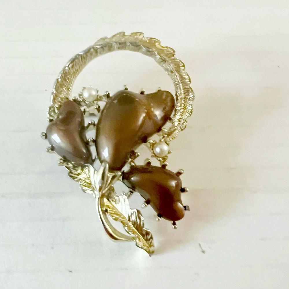 Vintage Coro Pegasus Gold Tone Leaf and pearl Brooch